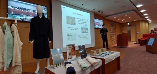 지난 10일 서울 서린동 SK빌딩에서 열린 SK이노베이션 'DBL 인사이트 위크' 3일차 강사로 나선 소셜벤처 '몽세누'의 박준범 대표가 강의하고 있다. 이 회사는 버려지는 폐기물들과 친환경 소재를 사용해 업사이클 패션 아이템을 제작·판매하는 곳이다. <SK이노베이션 제공>